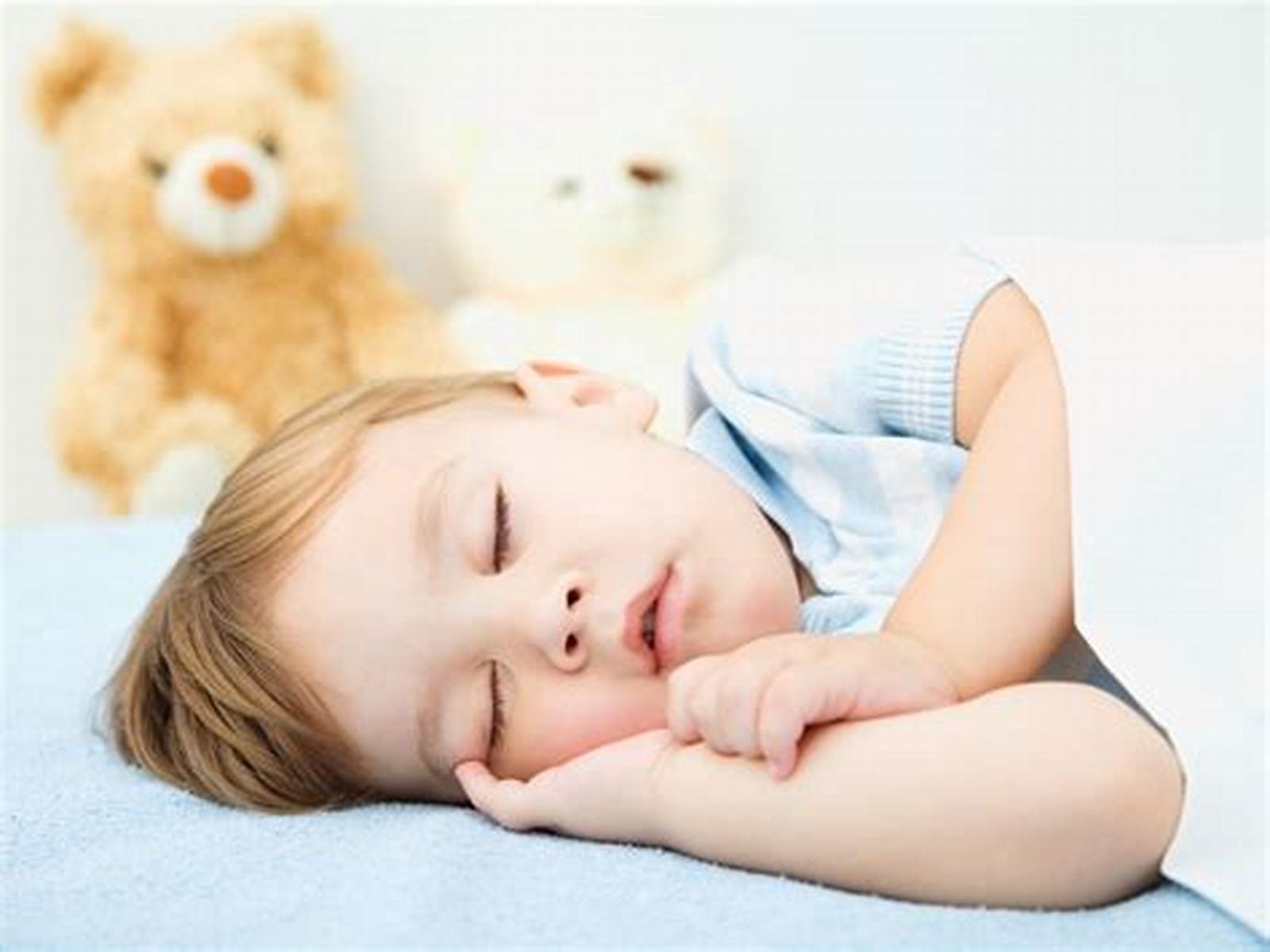俯视图小男孩睡在胎儿的姿势照片摄影图片_ID:162116914-Veer图库