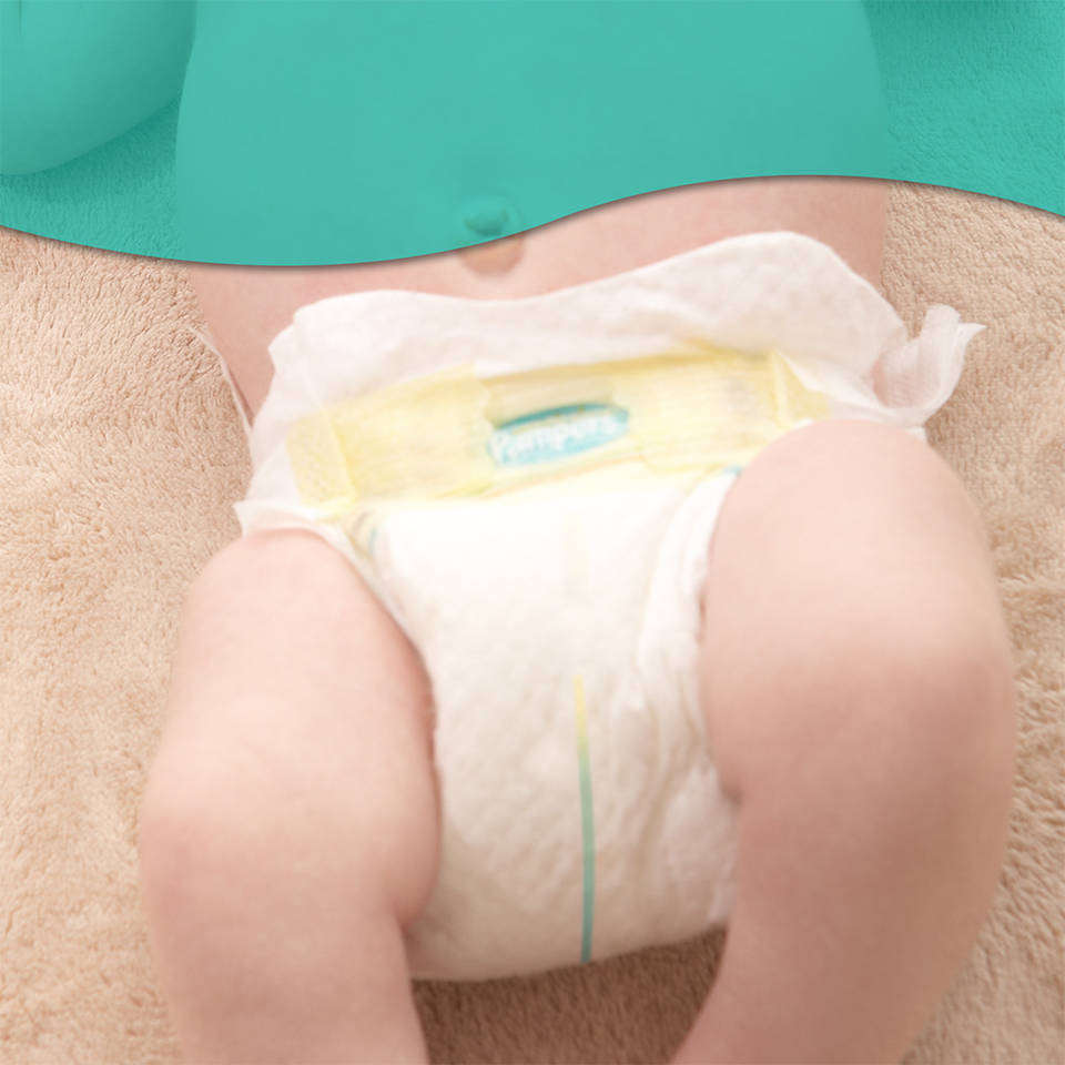 Какого носить подгузники. Baby diapers подгузники. Малыш обкакался в памперс. Младенец обкакался в памперс.