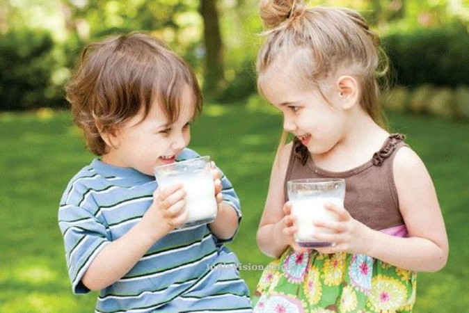 宝宝1岁就要改喝牛奶吗
