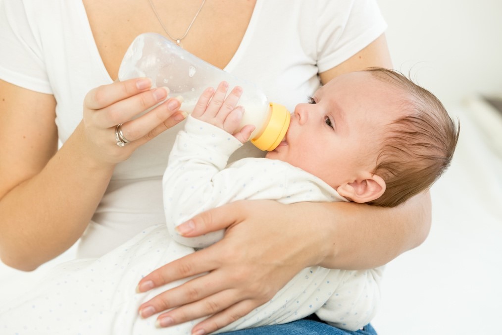 How much milk does a newborn baby drink every day