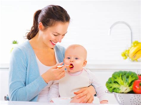 ¿Cuánta leche toma un bebé recién nacido todos los días?