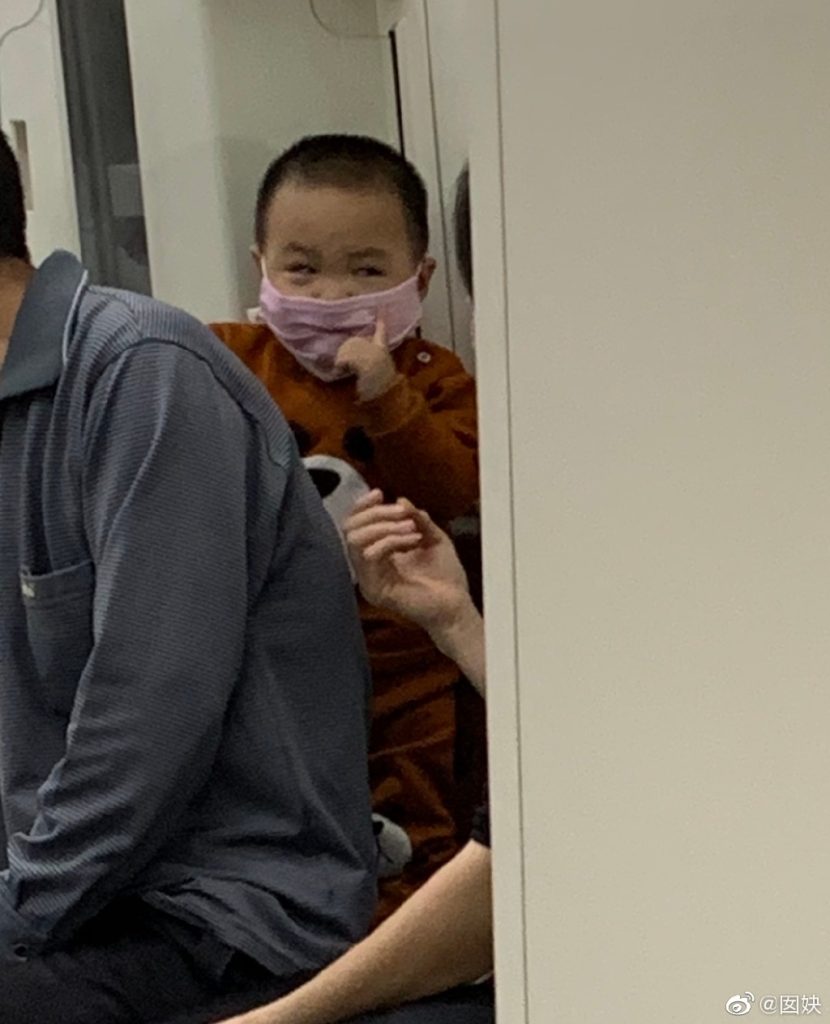 美国宝宝啃手