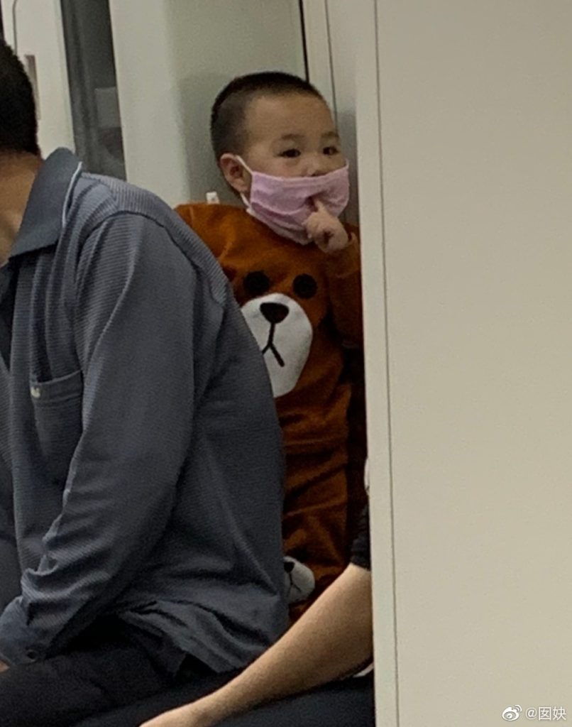 美国宝宝啃手