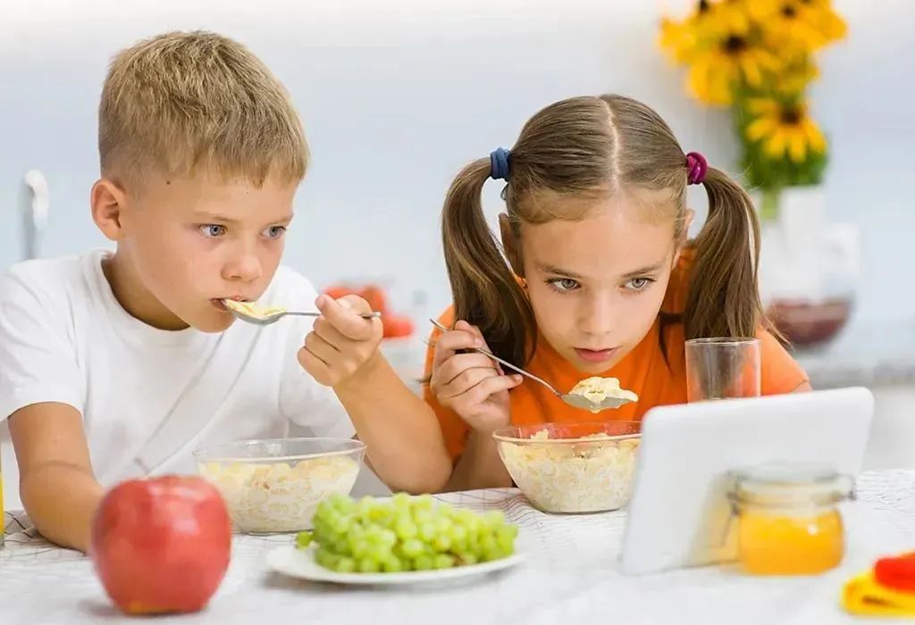 孩子总喜欢看电视吃东西?当心变成小胖墩! 孩子总喜欢看电视吃东西?当心变成小胖墩!