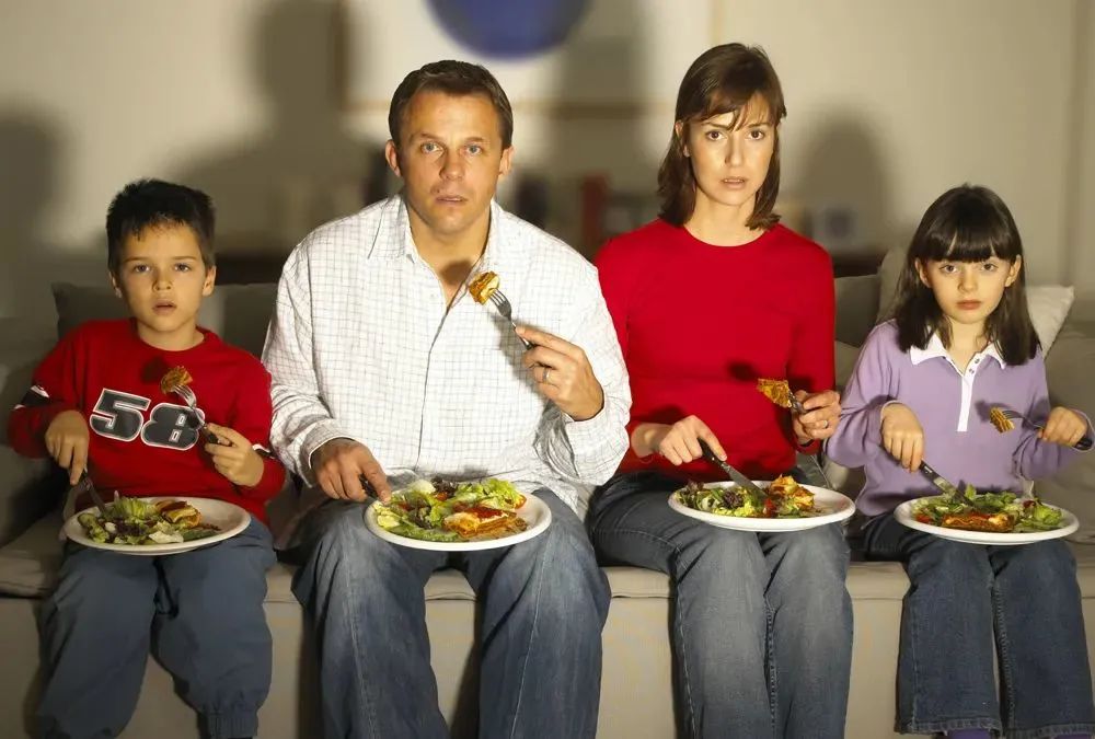 孩子总喜欢看电视吃东西？当心变成小胖墩！