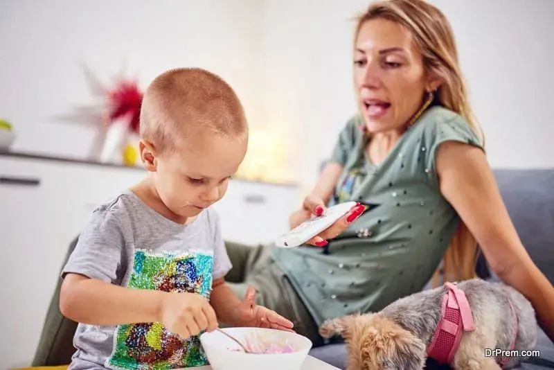 孩子总喜欢看电视吃东西?当心变成小胖墩! 孩子总喜欢看电视吃东西?当心变成小胖墩!