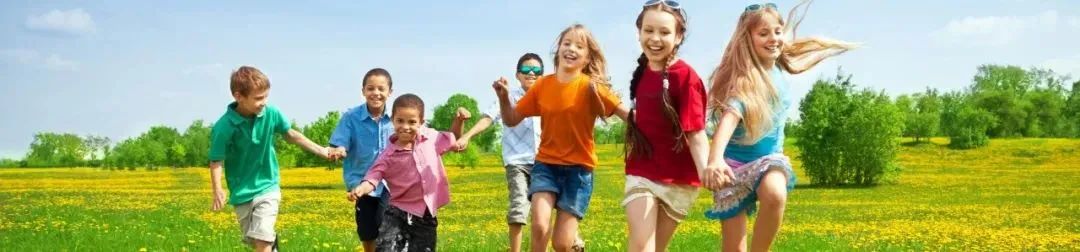 孩子总喜欢看电视吃东西?当心变成小胖墩! 孩子总喜欢看电视吃东西?当心变成小胖墩!