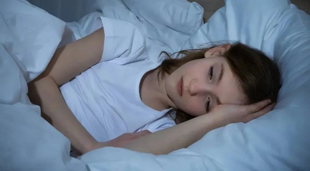 孩子总喜欢看电视吃东西?当心变成小胖墩! 孩子总喜欢看电视吃东西?当心变成小胖墩!