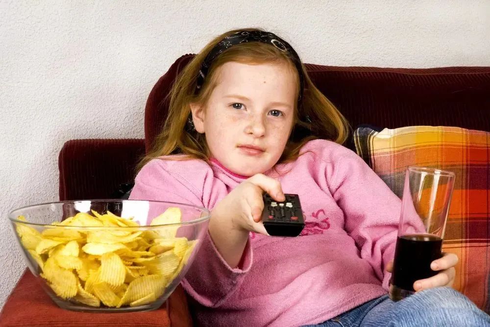 孩子总喜欢看电视吃东西？当心变成小胖墩！