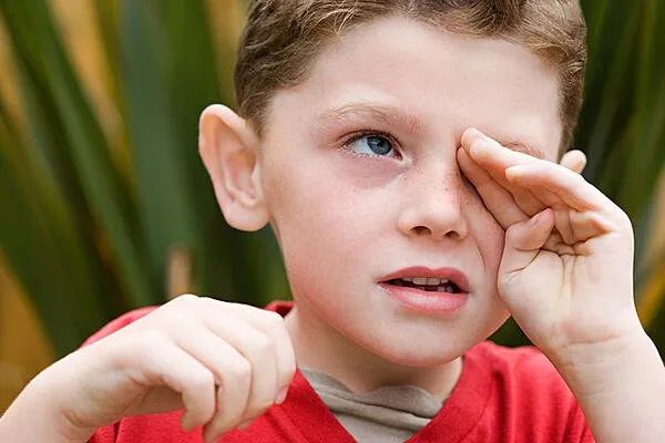【妈妈分享】频繁地眨眼、做鬼脸、耸肩、抽鼻子,这到底是什么症状? 【妈妈分享】频繁地眨眼、做鬼脸、耸肩、抽鼻子,这到底是什么症状?