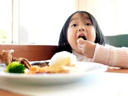 孩子总喜欢看电视吃东西?当心变成小胖墩! 孩子总喜欢看电视吃东西?当心变成小胖墩!