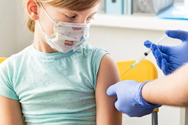 FDA批准5-11岁儿童新冠疫苗加强针！纽约疫情升级，卫生官员呼吁戴口罩少聚会！