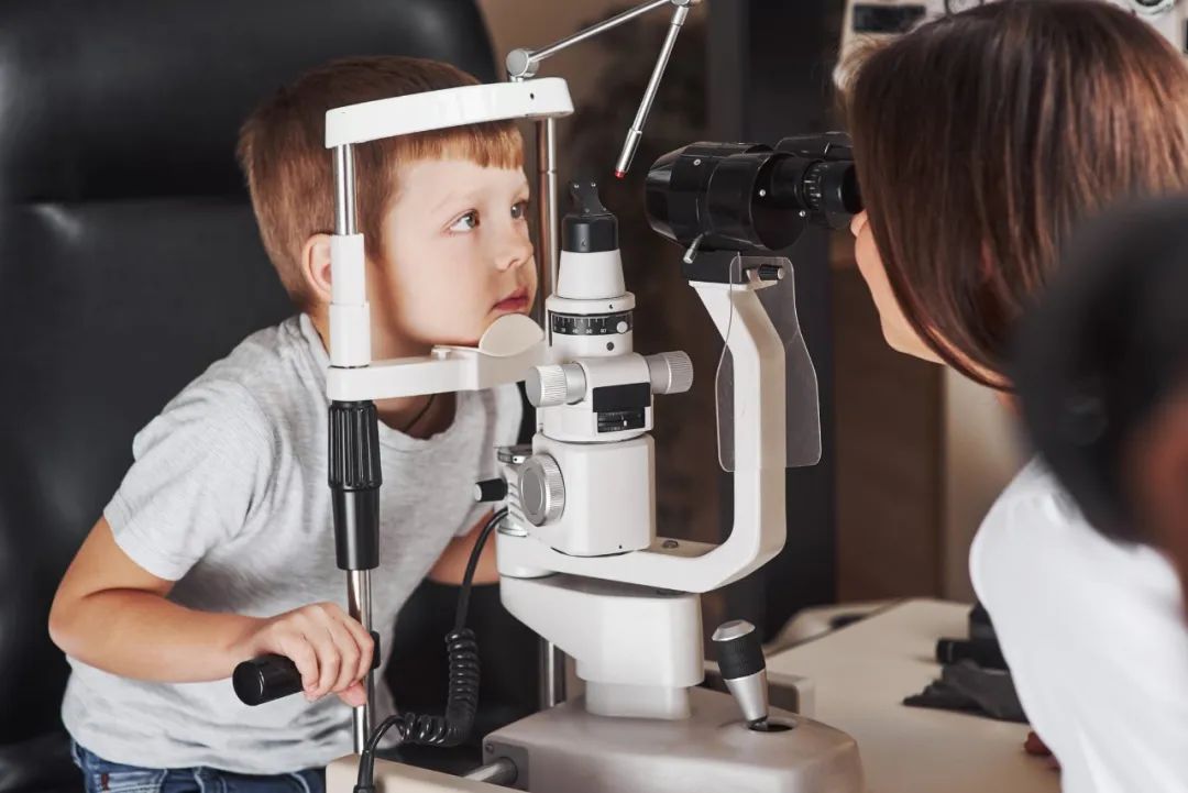 各阶段宝宝视力发育有何特点？及早发现孩子视力问题！