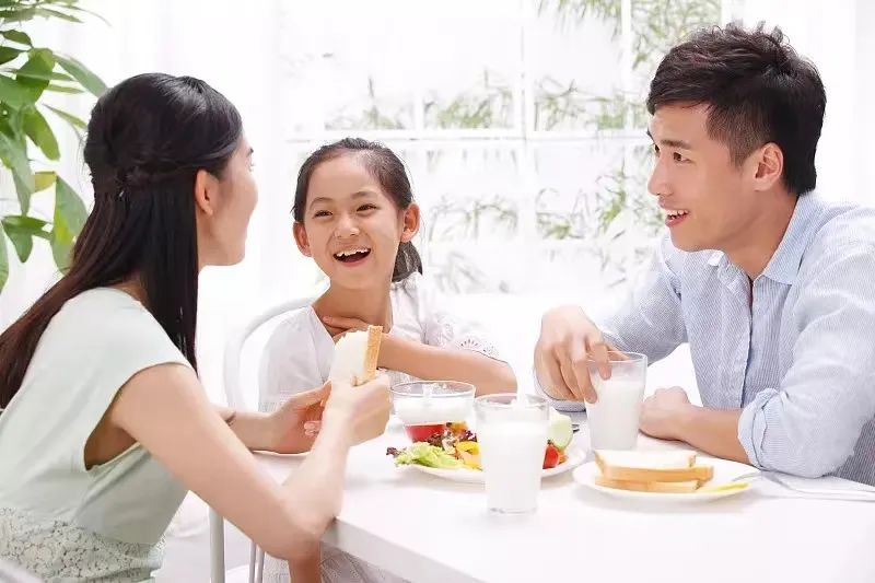 放学后想问问孩子在校的情况,你以为在沟通,其实可能只是尬聊……实用亲子沟通小技巧,学起来! 放学后想问问孩子在校的情况,你以为在沟通,其实可能只是尬聊……实用亲子沟通小技巧,学起来!