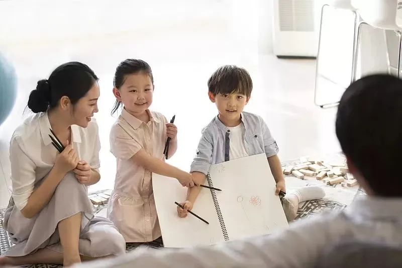 放学后想问问孩子在校的情况,你以为在沟通,其实可能只是尬聊……实用亲子沟通小技巧,学起来! 放学后想问问孩子在校的情况,你以为在沟通,其实可能只是尬聊……实用亲子沟通小技巧,学起来!