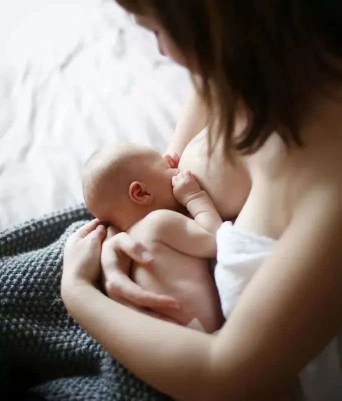 母乳喂养会导致胸下垂、影响乳房大小和形状？你真的知道母乳喂养对乳房的影响吗？
