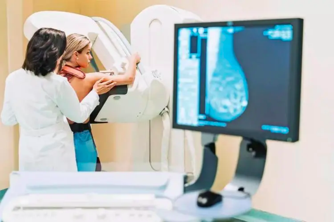 年检里的Mammogram是个什么检查？女性多少岁需要做这个检查？痛不痛？