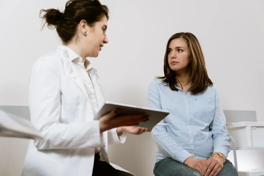 医生建议满21岁后的女性都要定期进行宫颈涂片检查。