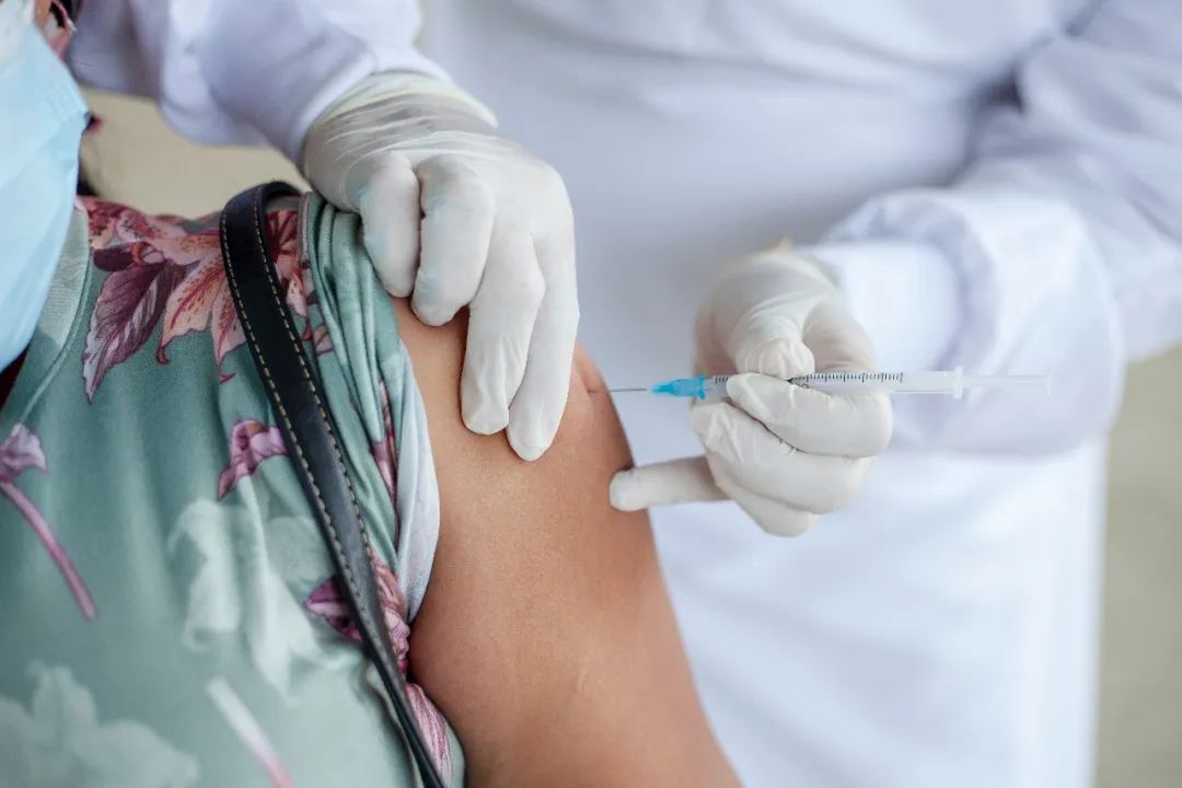 第一个获得美国批准的呼吸道合胞病毒(RSV)疫苗,来看看你家里有没有适用人群 第一个获得美国批准的呼吸道合胞病毒(RSV)疫苗,来看看你家里有没有适用人群