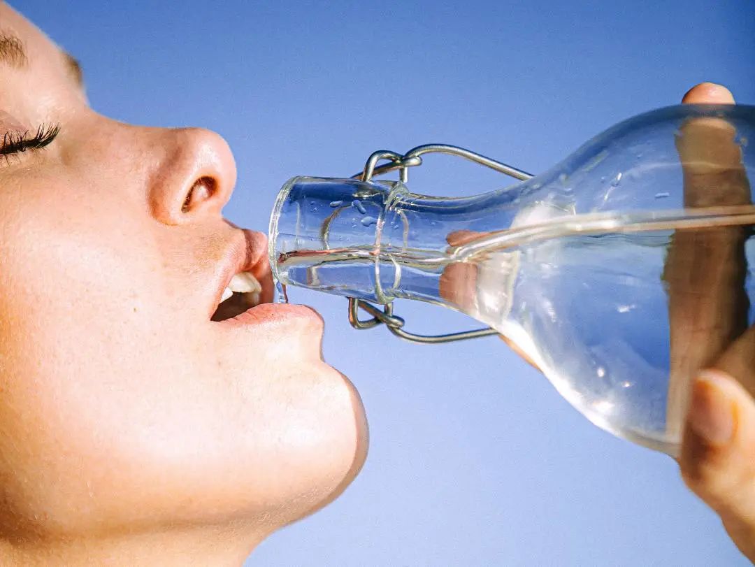 水对于健康至关重要，我们如何衡量每天是否喝了足够的水？