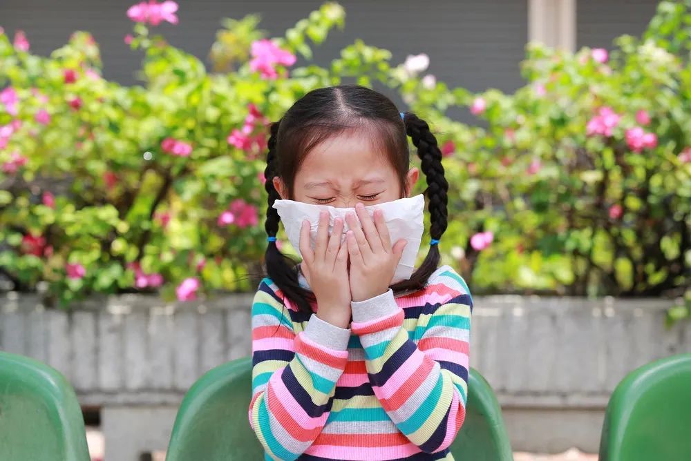 孩子经常流鼻涕、鼻塞、鼻炎？快来学习生理盐水滴鼻、洗鼻法！