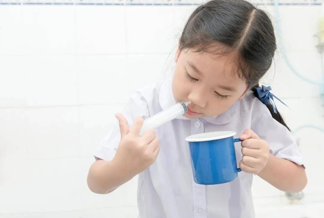 孩子经常流鼻涕、鼻塞、鼻炎?快来学习生理盐水滴鼻、洗鼻法! 孩子经常流鼻涕、鼻塞、鼻炎?快来学习生理盐水滴鼻、洗鼻法!