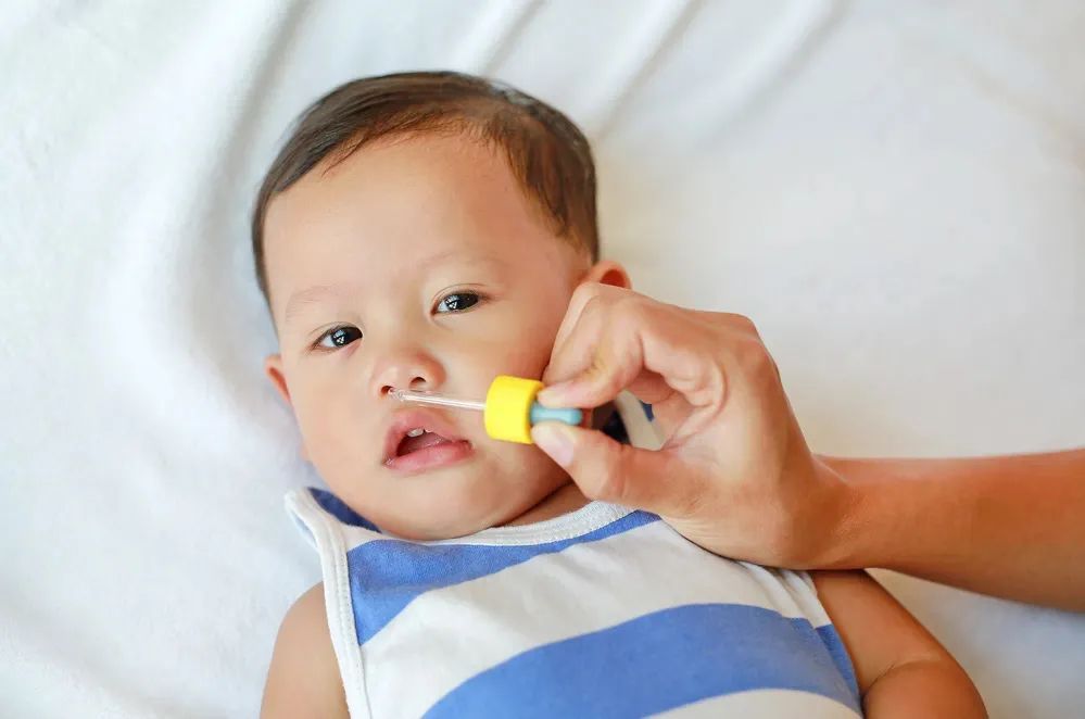 孩子经常流鼻涕、鼻塞、鼻炎?快来学习生理盐水滴鼻、洗鼻法! 孩子经常流鼻涕、鼻塞、鼻炎?快来学习生理盐水滴鼻、洗鼻法!