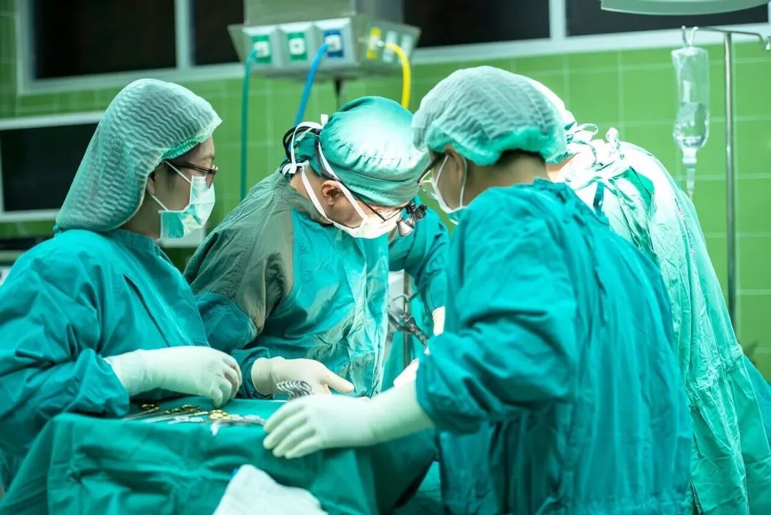 美国犹他州两岁小孩托儿所外玩耍中遭受枪击,真相引人深思! 美国犹他州两岁小孩托儿所外玩耍中遭受枪击,真相引人深思!