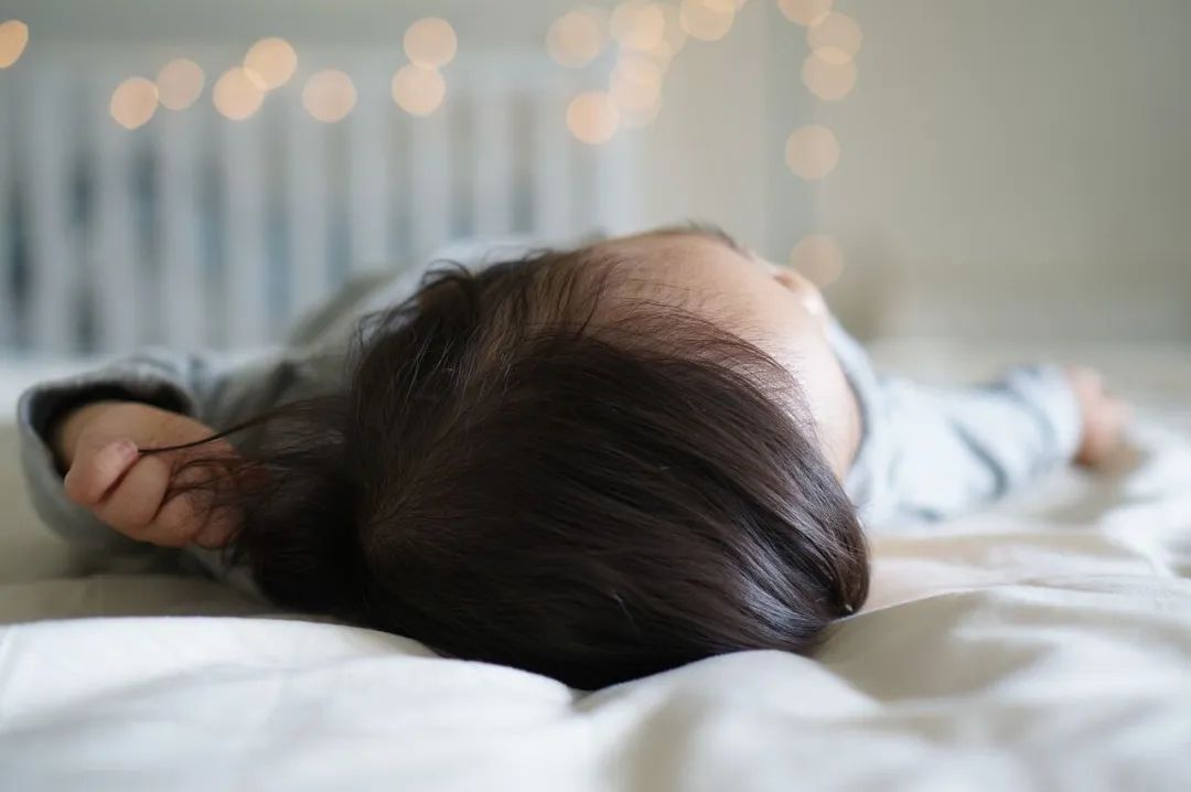 还在担心孩子睡眠的问题吗？不同年龄段情况不同，“看的全面”是关键