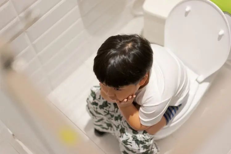 孩子不愿意在马桶上poo?为什么在马桶上poo比pee晚?原因是什么?怎样解决? 孩子不愿意在马桶上poo?为什么在马桶上poo比pee晚?原因是什么?怎样解决?