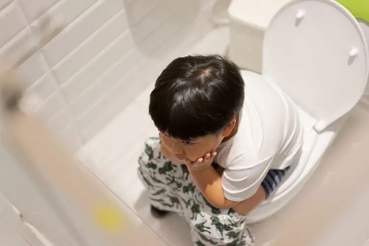 孩子不愿意在马桶上poo？为什么在马桶上poo比pee晚？原因是什么？怎样解决？