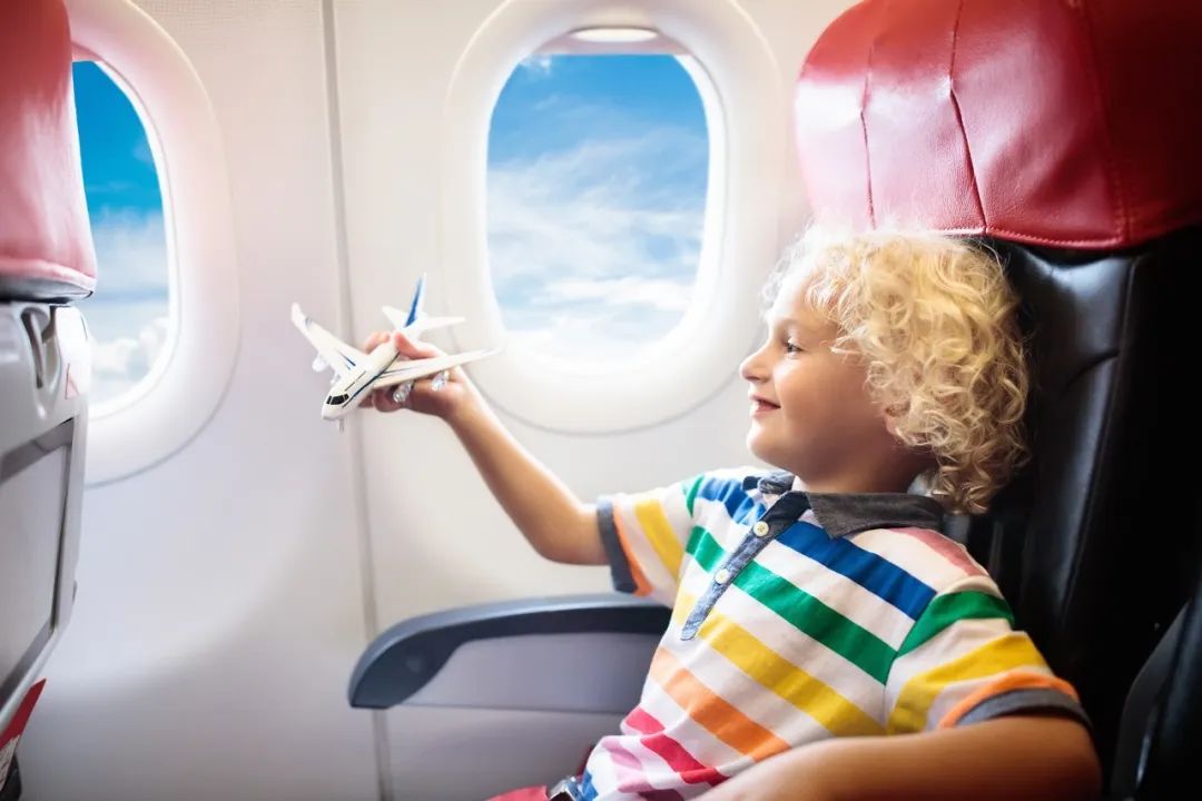 经常看到有孩子独自乘坐飞机，你敢让吗？美国各航空公司未成年人协助服务有什么不同？儿童独自乘坐航班需要做什么准备？