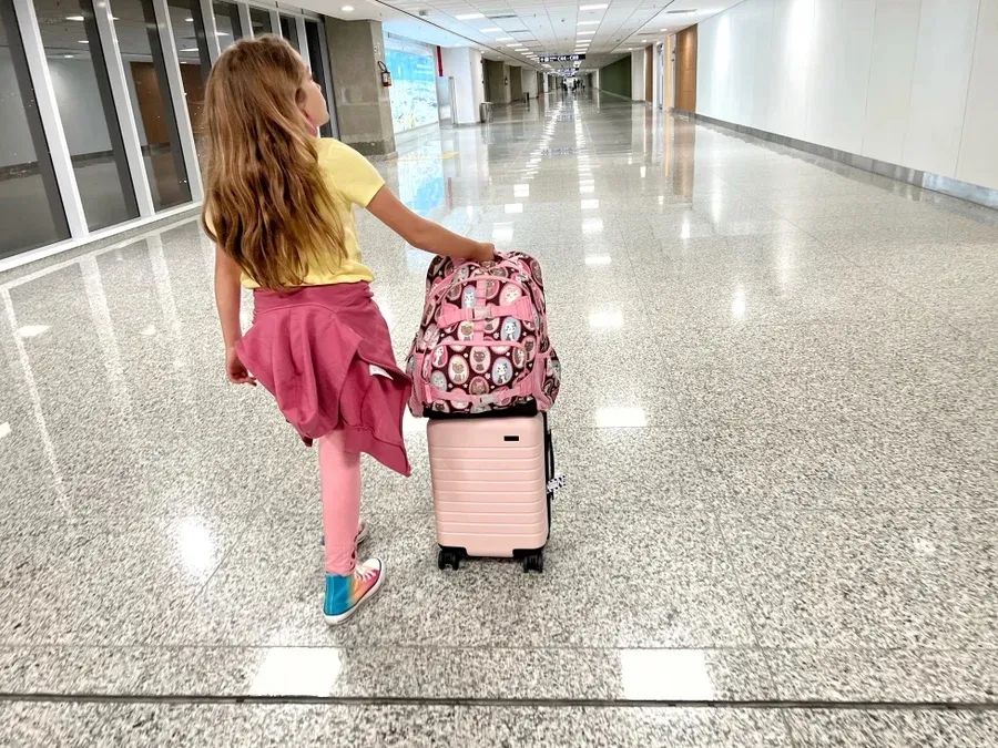 经常看到有孩子独自乘坐飞机，你敢让吗？美国各航空公司未成年人协助服务有什么不同？儿童独自乘坐航班需要做什么准备？