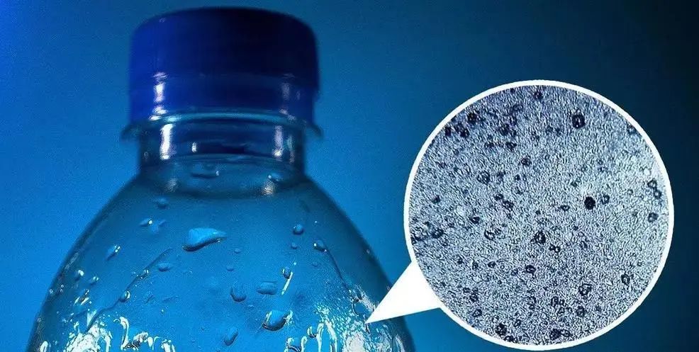 超市瓶装水还能喝吗？新的研究表明，每瓶瓶装水含数千个纳米塑料微粒