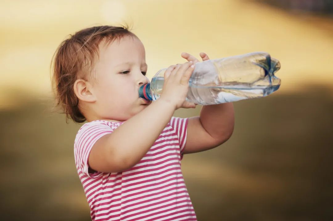 超市瓶装水还能喝吗？新的研究表明，每瓶瓶装水含数千个纳米塑料微粒