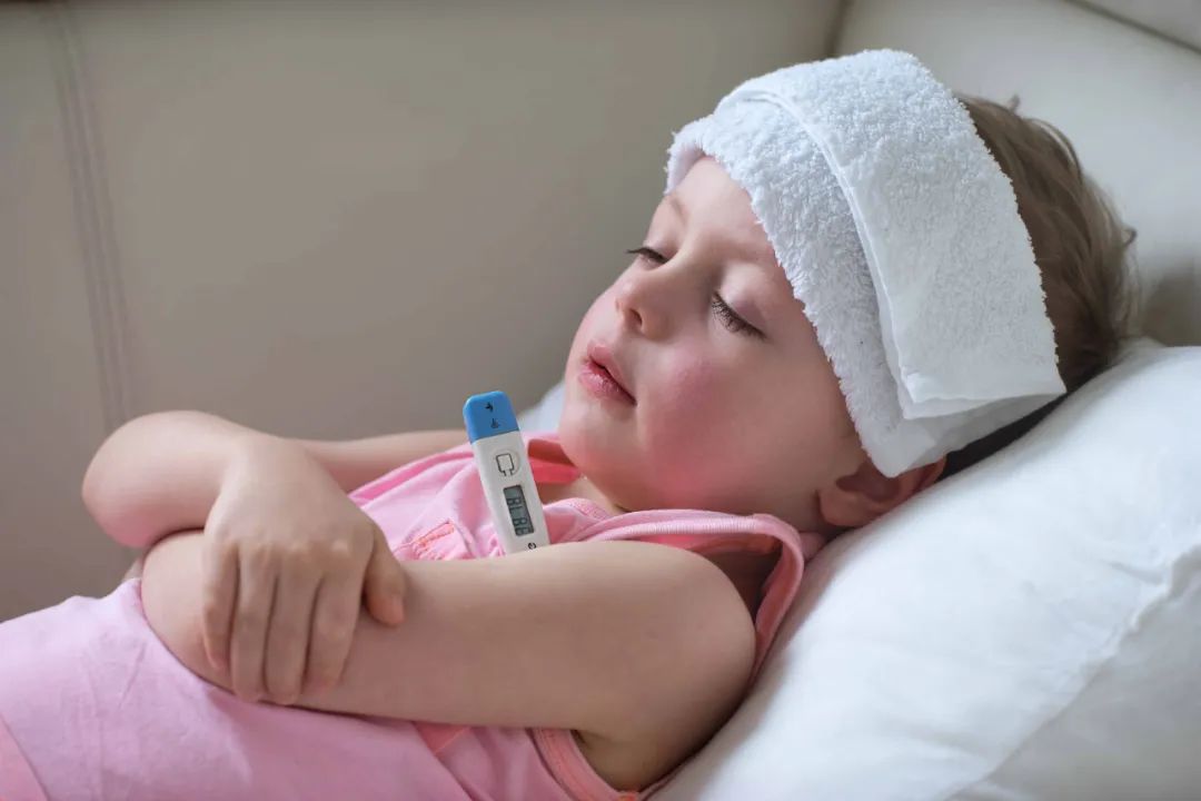 在美国孩子发烧的情况有很多种，什么时候只需正常休息，什么时候需要及时就医？