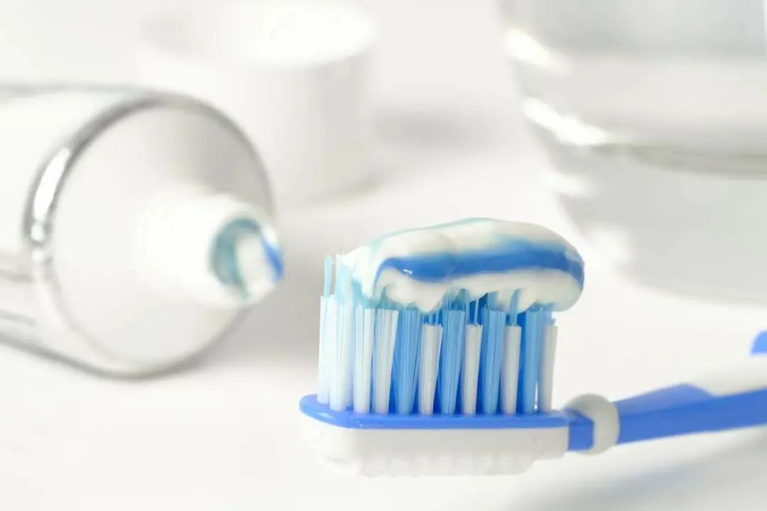 喝含氟的水，刷含氟的牙膏，可以有效预防宝宝蛀牙哦！