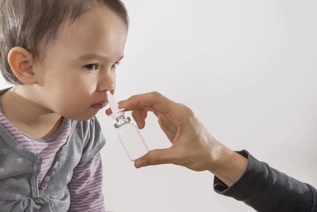 孩子经常流鼻涕、鼻塞、鼻炎？快来学习生理盐水滴鼻、洗鼻法！