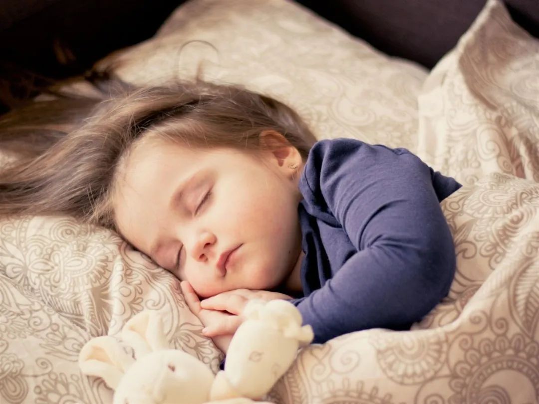 睡眠影响孩子身高吗？早睡是不是一个“迷思”？